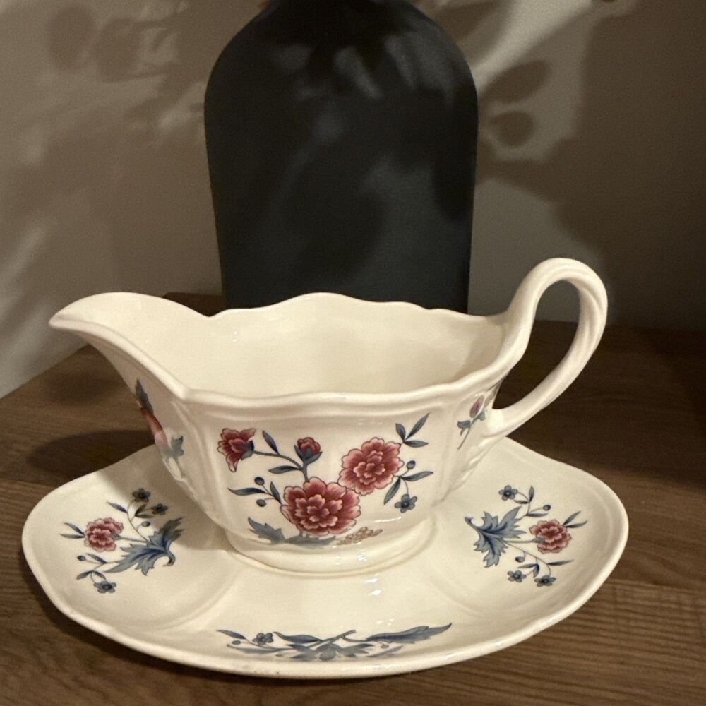 Wedgwood WILLIAMSBURG POTPOURRI Gravy Boat with Underplate